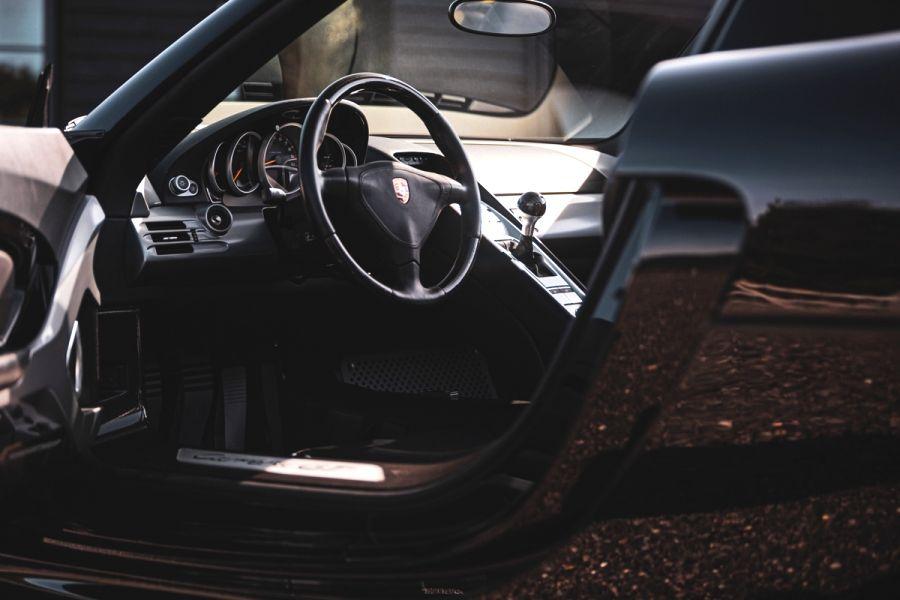 Интерьер Porsche Carrera GT Bassalt Black 2005 года  (фото 27 из 32)
